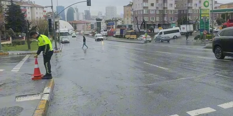 Kırmızı ışık ihlali yapan araç öğrencilere çarptı