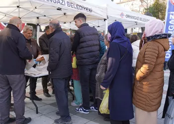Cumhuriyet Meydanı’nda Vatandaşlara Sıcak Pide