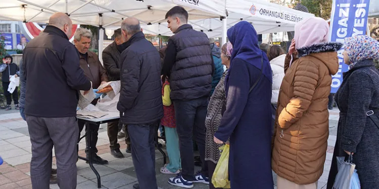 Cumhuriyet Meydanı’nda Vatandaşlara Sıcak Pide