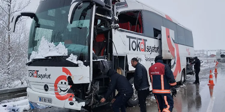 Sivas’ta iki yolcu otobüsü çarpıştı: 6 yaralı