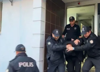 Bursa’da polisin baskın düzenlediği evde silah, tarihi eser, uyuşturucu ele geçirildi