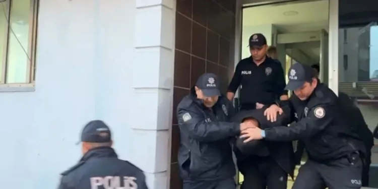 Bursa’da polisin baskın düzenlediği evde silah, tarihi eser, uyuşturucu ele geçirildi