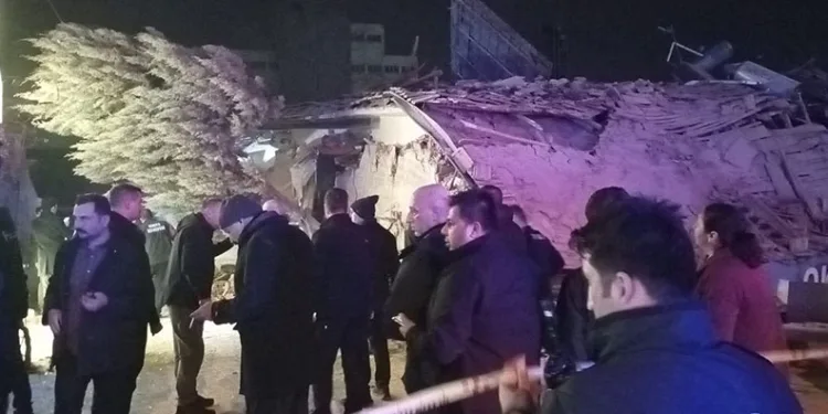 Otomobille çarpışan motosikletlinin metrelerce sürüklendiği kaza kamerada