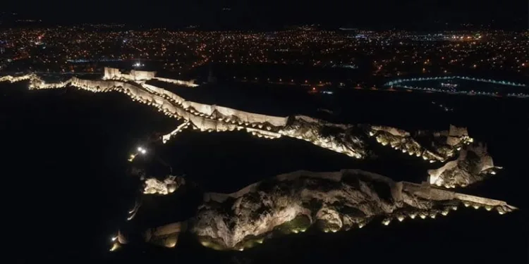 Van’ın tarihi mekanları gece bir başka güzel