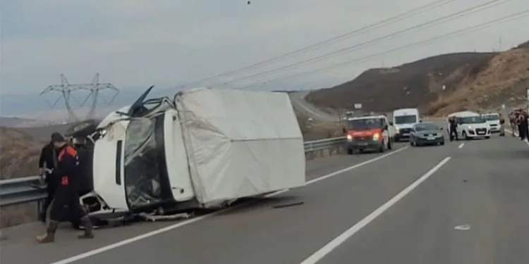 Kaza yapan araca yardım için durdu, arkadan motosiklet çarptı: 5 yaralı