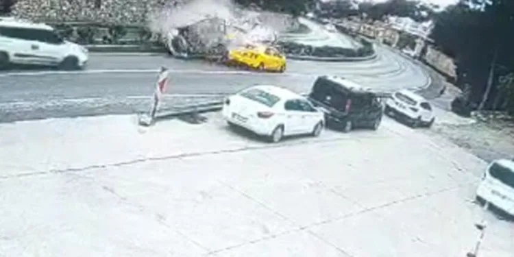 Virajı alamadı, karşı şeride geçerek taksiye çarptı