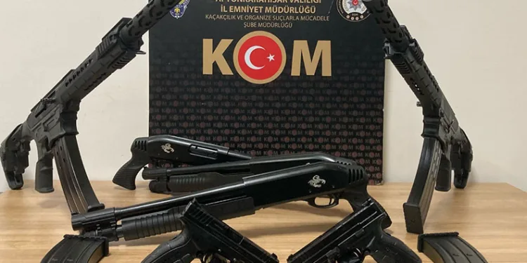 Diyarbakır’da ağaca çarpan otomobilin sürücüsü yaralandı