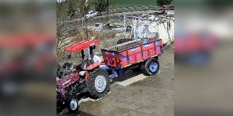 Diyarbakır’da ağaca çarpan otomobilin sürücüsü yaralandı