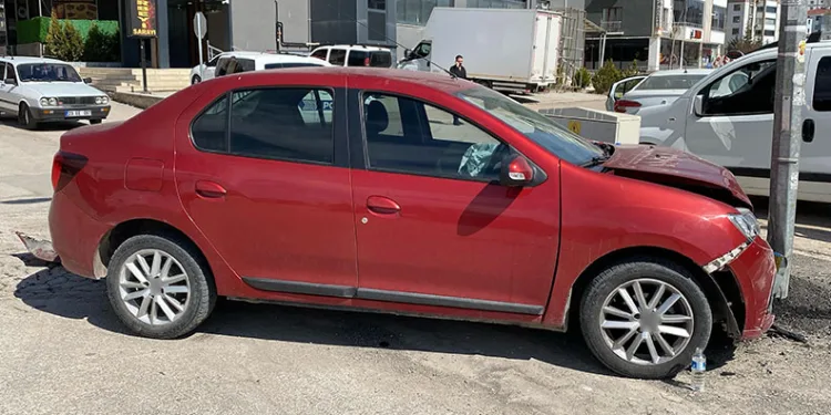 Otomobille çarpışan motosikletlinin metrelerce sürüklendiği kaza kamerada