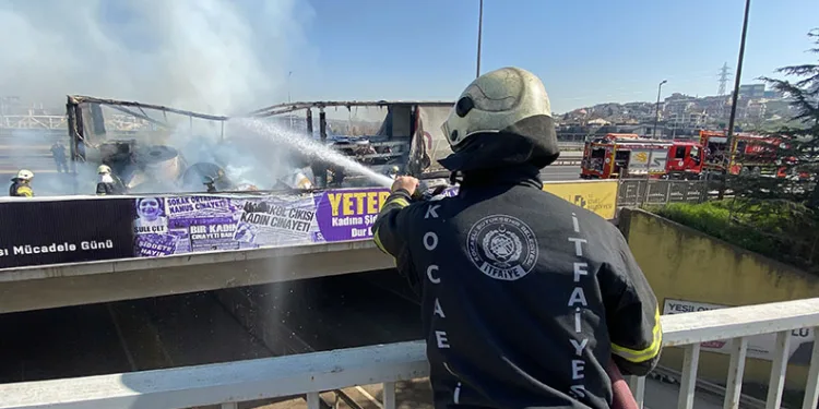 Otomobille çarpışan motosikletlinin metrelerce sürüklendiği kaza kamerada
