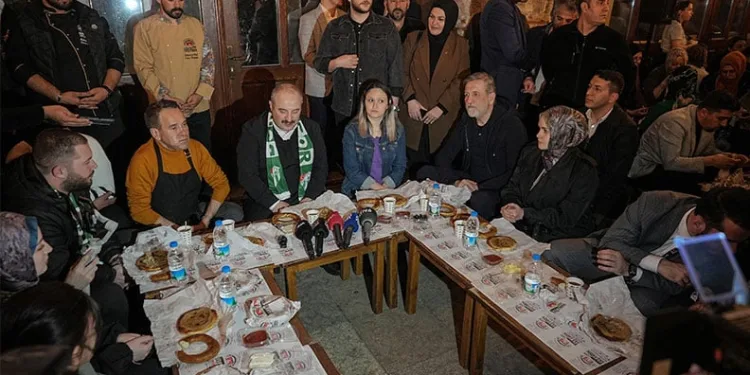 Mustafa Varank, Bursa’da vatandaşlarla sahurda bir araya geldi