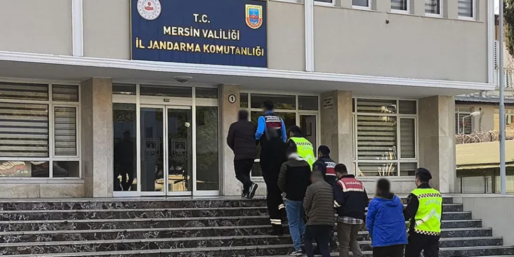 Otomobille çarpışan motosikletlinin metrelerce sürüklendiği kaza kamerada