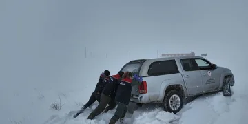 Kars’ta zorlu kış şartlarda ekipler hayvanları aşılıyor