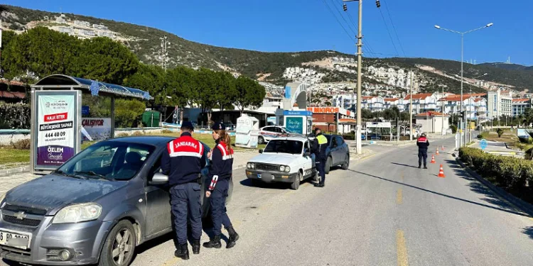 Ataşehir’de bilincini kaybeden sürücü araçlara çarparak durdu