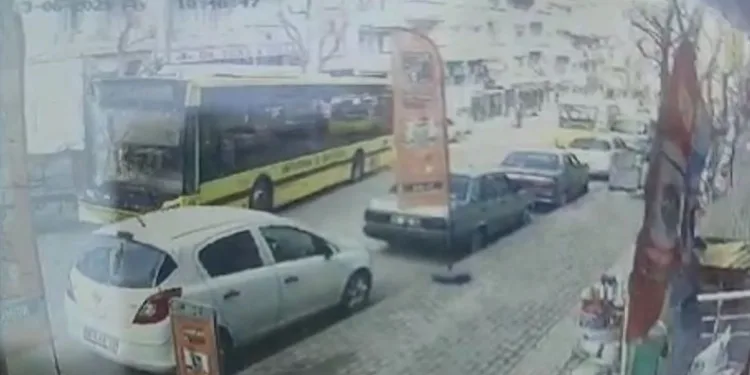 Bursa’da yolcu dolu otobüs park halindeki araçlara çarptı