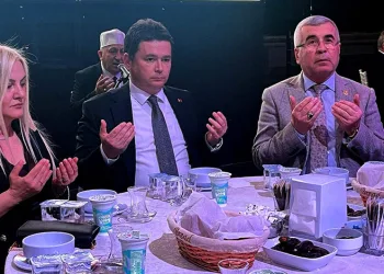 Erkan Aydın muhtarlar ve meclis üyelerine iftar verdi