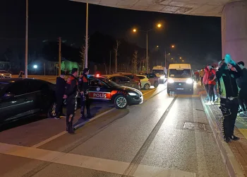 Bursa’da yolun karşısına geçen 2 kişiye araba çarptı