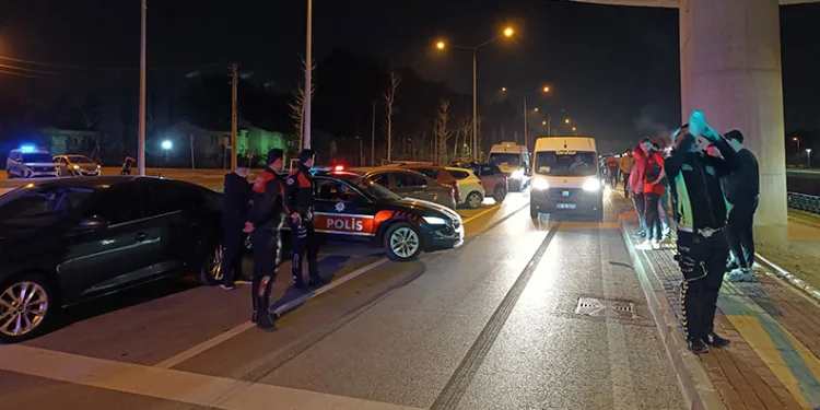 Bursa’da yolun karşısına geçen 2 kişiye araba çarptı