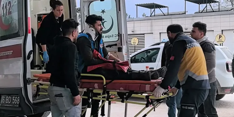 Bursa’da tadilat için çıktığı çatıdan düşerek yaralandı