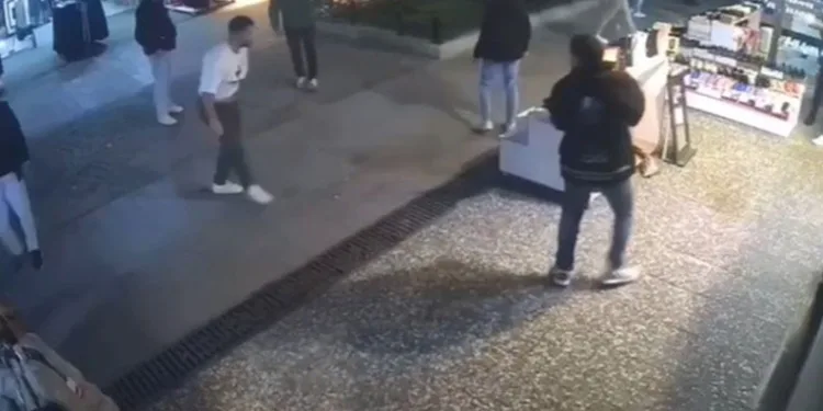 Kaza yapan araca yardım için durdu, arkadan motosiklet çarptı: 5 yaralı