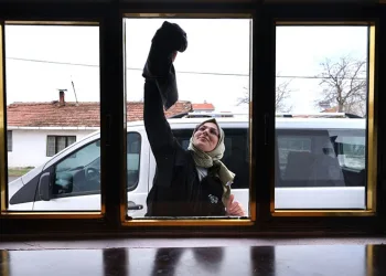 Yaşlıların evlerini İnegöl belediyesi temizliyor