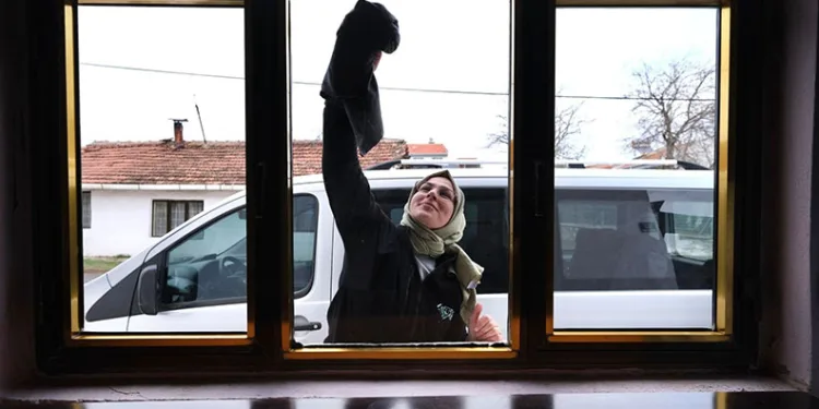 Yaşlıların evlerini İnegöl belediyesi temizliyor