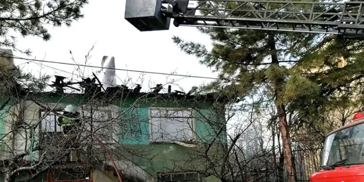 Köy evinde çıkan yangın korkuttu