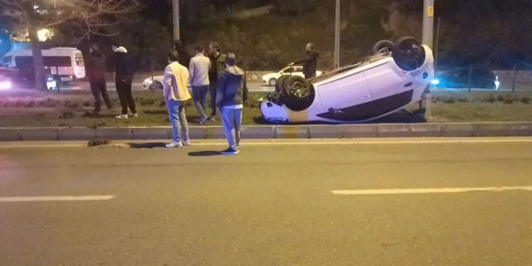 Mudanya’da refüje devrilen otomobildeki 2 kişi yaralandı
