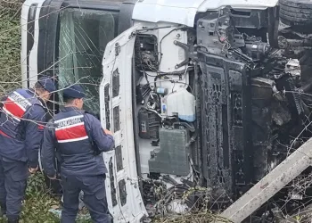 Bursa’da kontrolden çıkan tır şarampole yuvarlandı: 1 yaralı
