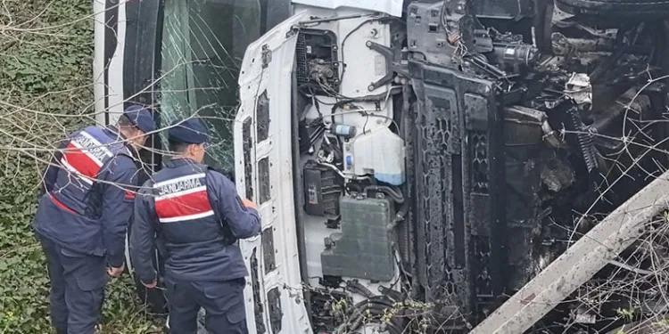 Bursa’da kontrolden çıkan tır şarampole yuvarlandı: 1 yaralı