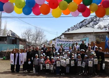 Fidanlar çocukların elinde toprakla buluştu