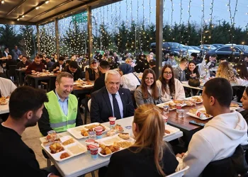 Şadi Özdemir gençlerle iftarda buluştu