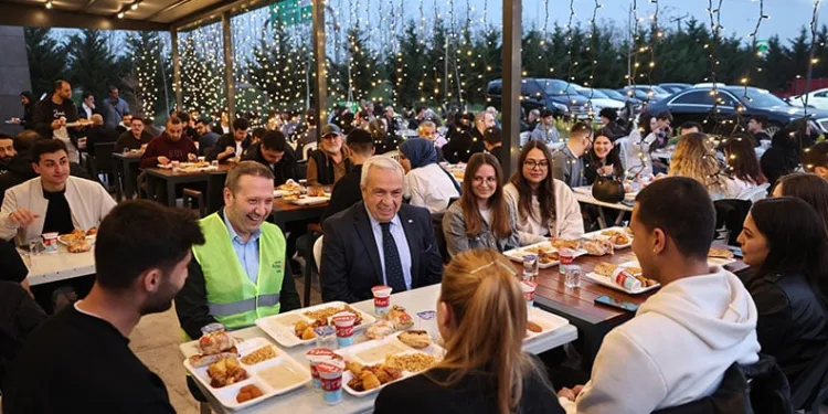 Şadi Özdemir gençlerle iftarda buluştu
