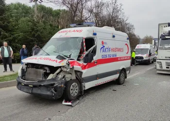 Bursa’da hasta taşıyan ambulans kamyona çarptı: 2 yaralı