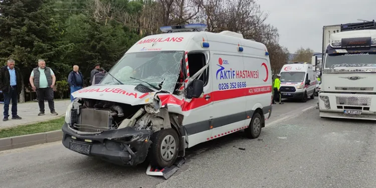 Bursa’da hasta taşıyan ambulans kamyona çarptı: 2 yaralı
