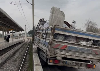 Bursa’da kontrolden çıkan kamyonet metro bariyerlerine vurdu