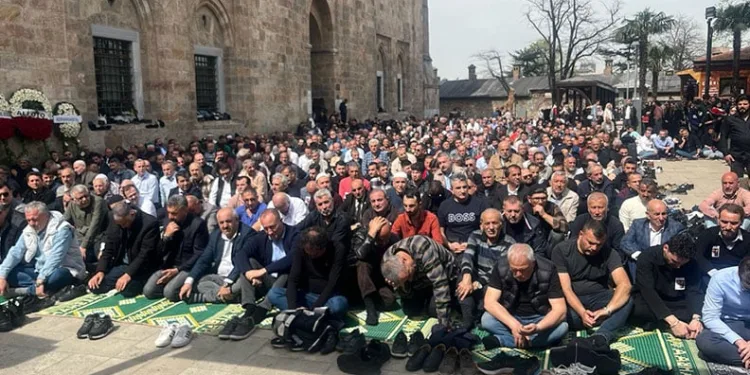 Ramazanın son cumasında Ulucami doldu taştı