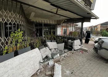 Hakimiyeti kaybeden sürücü araca çarptı, araç işyerine girdi