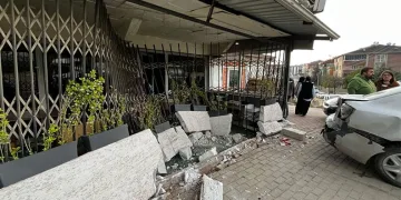 Hakimiyeti kaybeden sürücü araca çarptı, araç işyerine girdi