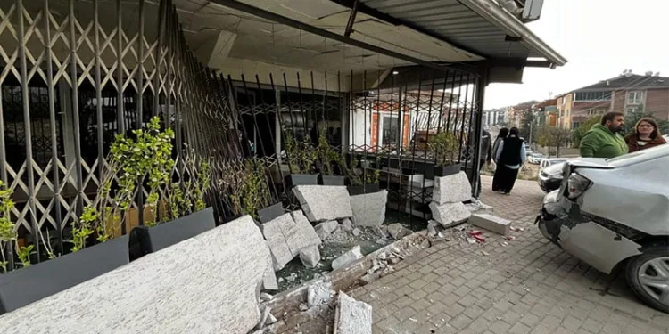 Hakimiyeti kaybeden sürücü araca çarptı, araç işyerine girdi