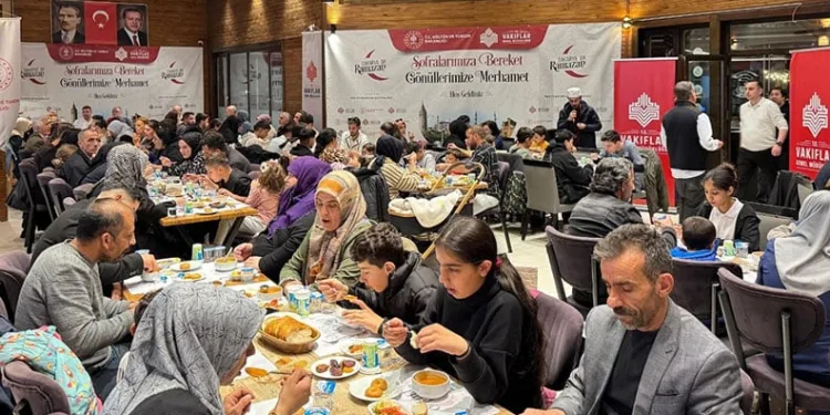 Bursa Valisi Ayyıldız, bayram öncesi çocukları ve büyükleri unutmadı