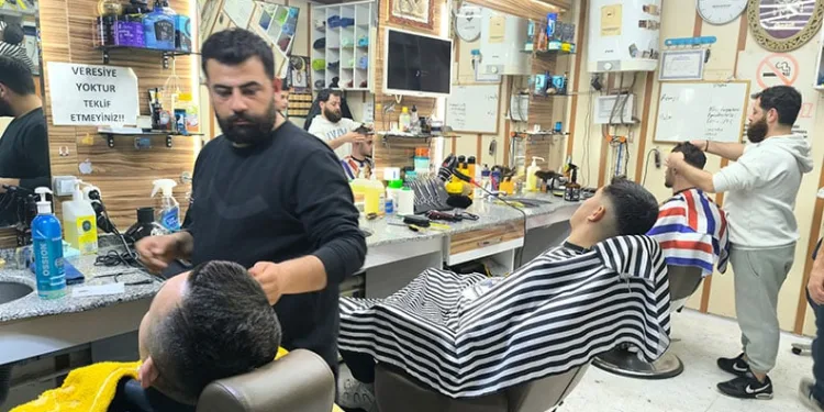 Saç tıraşını son güne bırakanlar bayrama berber dükkanlarında girdi