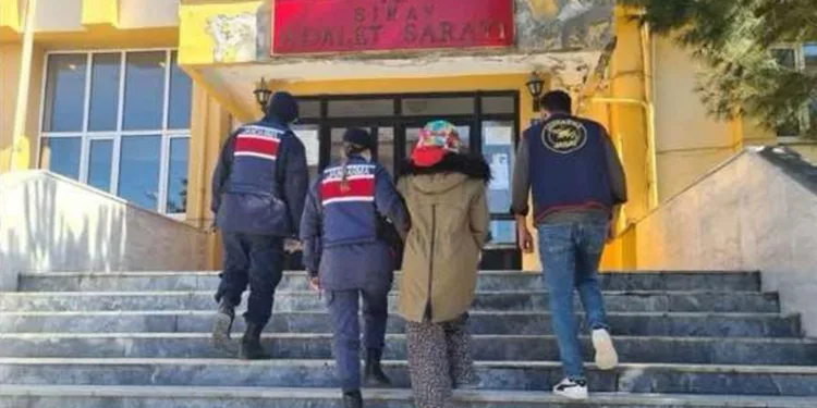 Ataşehir’de bilincini kaybeden sürücü araçlara çarparak durdu