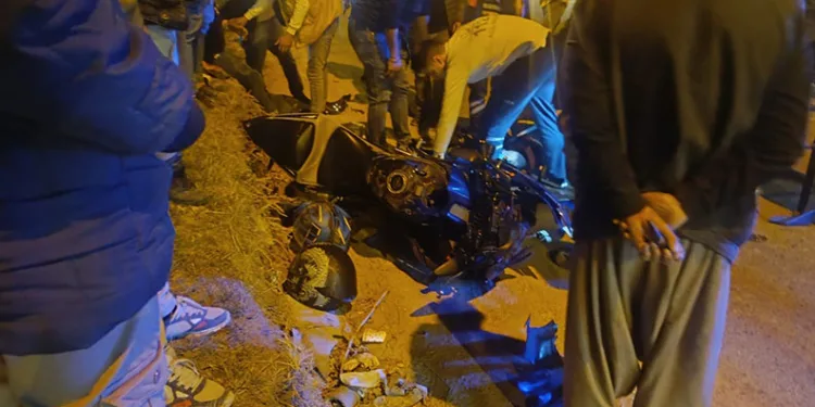 Otomobille çarpışan motosikletlinin metrelerce sürüklendiği kaza kamerada