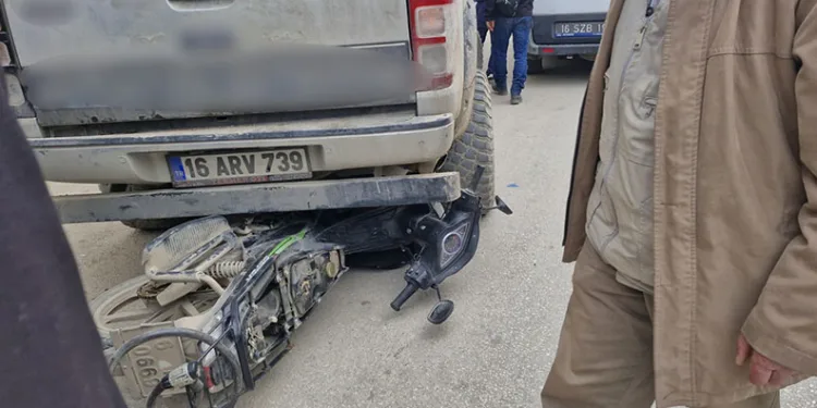Bursa’da devrilen motosiklet aracın altına girdi: 1 yaralı