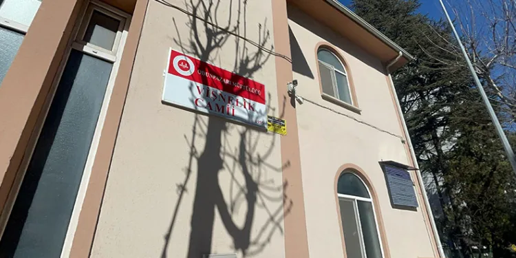 Bakan Yerlikaya, sahipsiz köpeklerin saldırdığı Tunahan’ı ve ailesini ziyaret etti