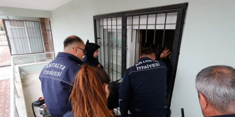 Virajı alamadı, karşı şeride geçerek taksiye çarptı