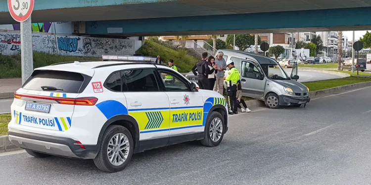 Hafif ticari araç refüje çıktı: 1 yaralı