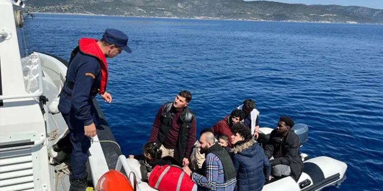 Hafif ticari araç refüje çıktı: 1 yaralı