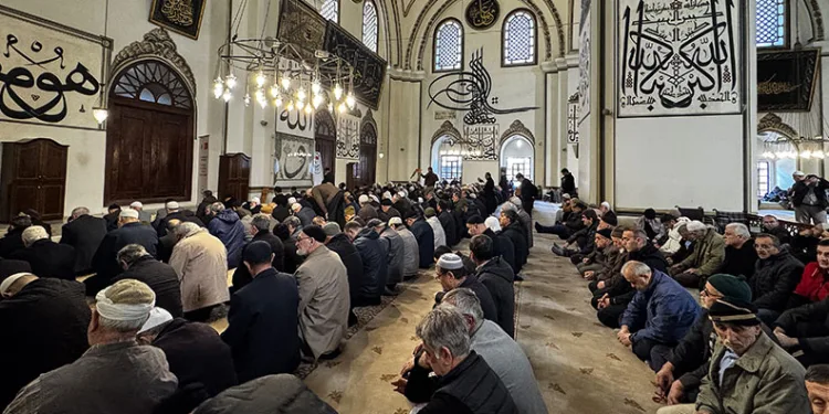 Bursa’da ramazan ayının ilk cuma namazı kılındı